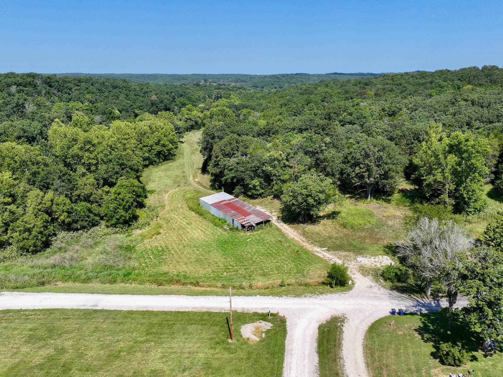 Barn and gravel road entrance at Tanglefoot Farm