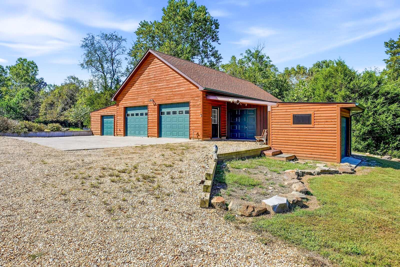 2,222 sq ft garage and outbuilding